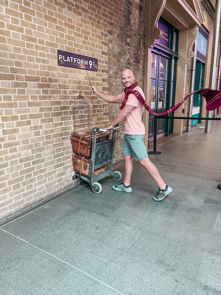 Man posing at King's Crossing Harry Potter free location for photos